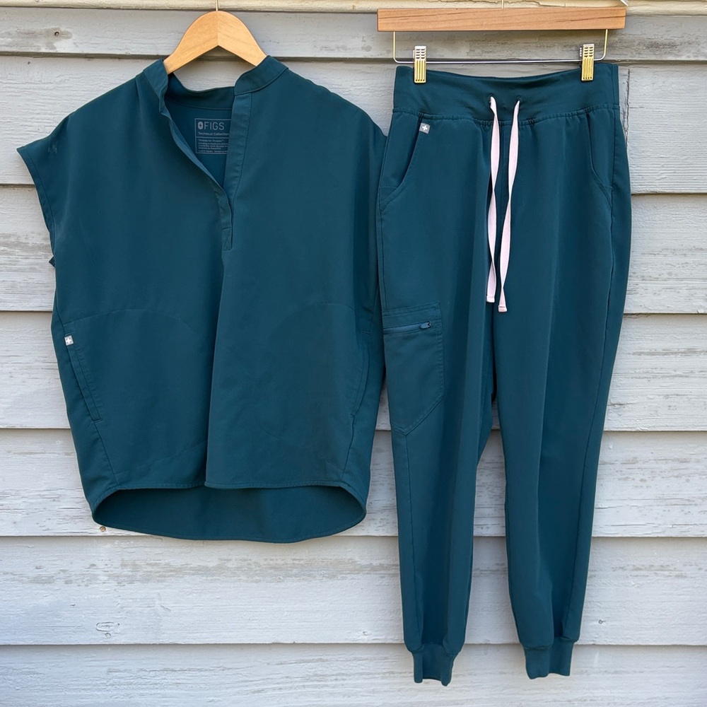 FIGS Women's Caribbean Blue Jogger Scrub Set - Top & Pants